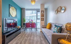 Stylish 2 Bedroom City Centre Apartment Sleeps 6 With Free Convenient Bullring , Grand Central Parking